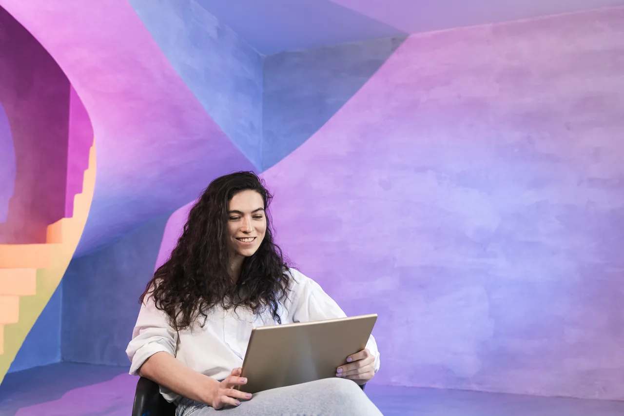 Responsable commercial PME travaillant sur ses campagnes marketing IA
